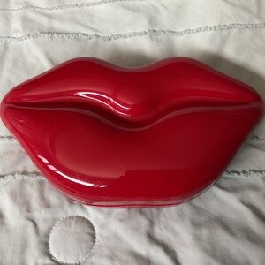 Red lips clutch with chain strap